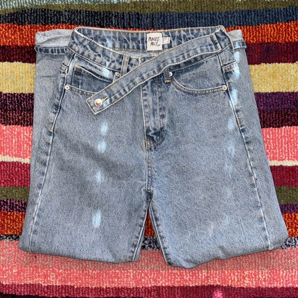 Princess Polly- ASYMMETRIC STRAIGHT LEG JEAN LIGHT WASH DENIM